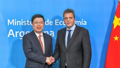 El ministro de Economía de Argentina, Sergio Massa, y el embajador chino en el país, Zou Xiaoli, este miércoles en el Palacio de Hacienda.