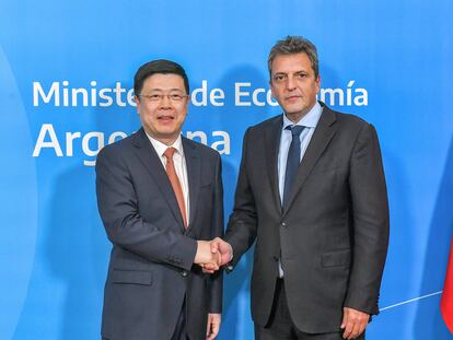 El ministro de Economía de Argentina, Sergio Massa, y el embajador chino en el país, Zou Xiaoli, este miércoles en el Palacio de Hacienda.