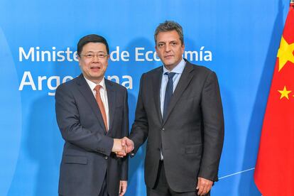 El ministro de Economía de Argentina, Sergio Massa, y el embajador chino en el país, Zou Xiaoli, este miércoles en el Palacio de Hacienda.