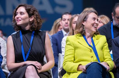 La presidenta de la Comunidad de Madrid, Isabel Díaz Ayuso (a la izquierda), y la secretaria general del Partido Popular y portavoz del partido en la Cámara baja, Cuca Gamarra, este viernes.