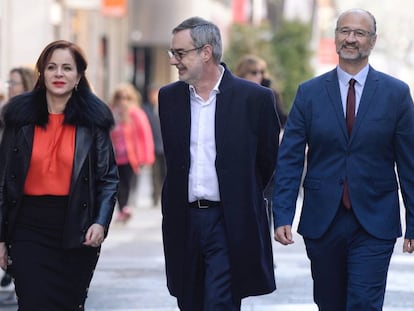 Silvia Clemente, expresidenta de las Cortes de Castilla y León, acompañada por el secretario general de Ciudadanos, José Manuel Villegas, y Luis Fuentes, líder de la formación naranja en la región. 