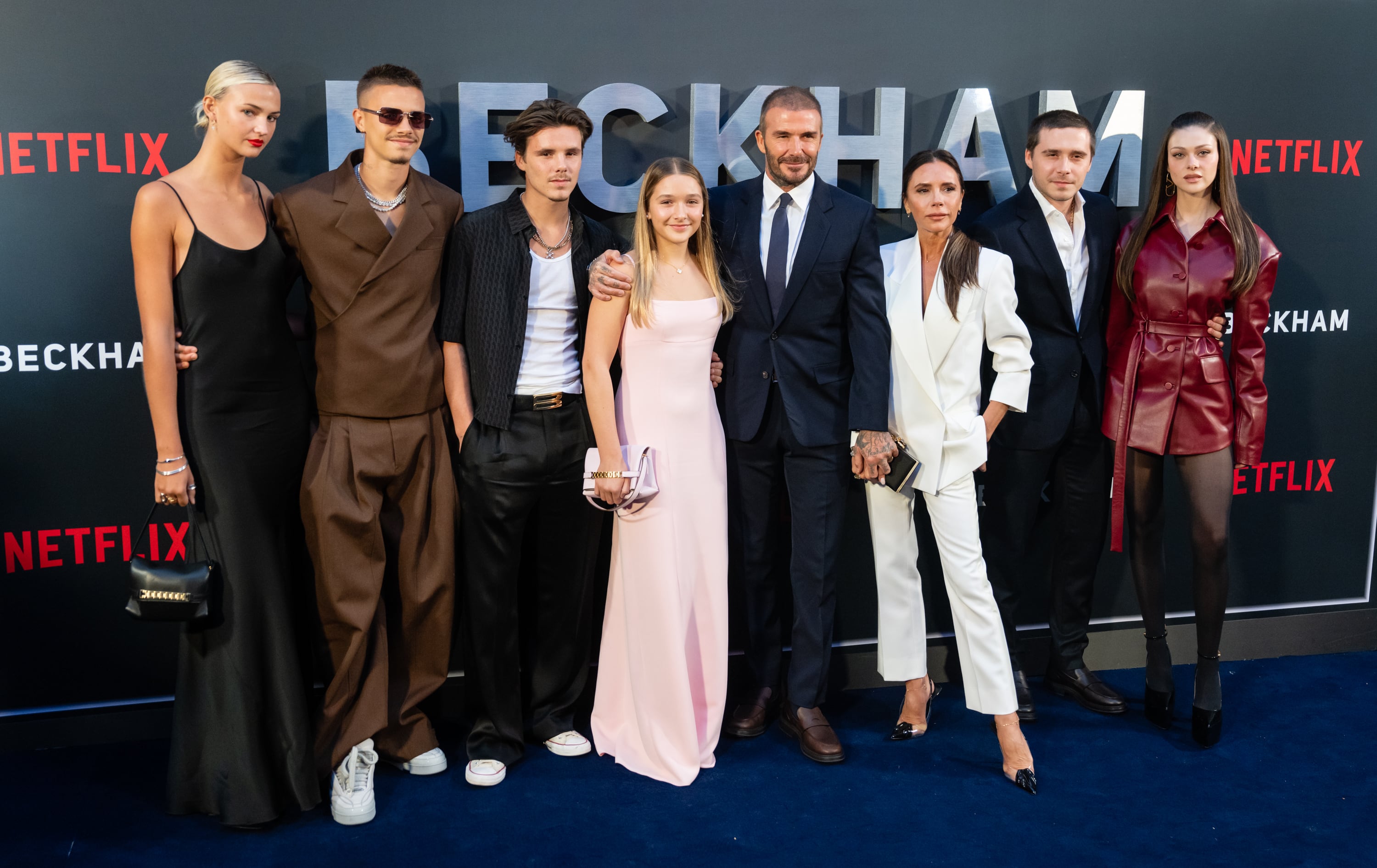 Brooklyn Beckham y Nicola Peltz muestran las fotos de su renovación de votos sin los Beckham: “Este día significó mucho para nosotros” 1 De izquierda a derecha, Mia Regan y su entonces pareja Romeo Beckham, Cruz Beckham, Harper Beckham, David Beckham, Victoria Beckham, Brooklyn Beckham y Nicola Peltz, en el estreno de 'Beckham', en Londres, el 3 de octubre de 2023.