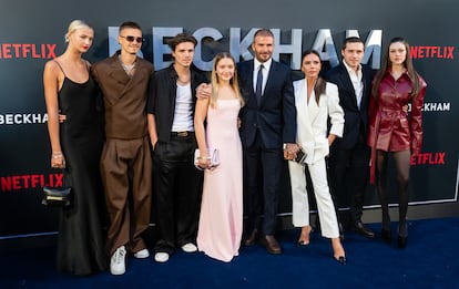 De izquierda a derecha, Mia Regan y su entonces pareja Romeo Beckham, Cruz Beckham, Harper Beckham, David Beckham, Victoria Beckham, Brooklyn Beckham y Nicola Peltz, en el estreno de 'Beckham', en Londres, el 3 de octubre de 2023.
