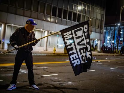Un manifestante con una bandera de Black Lives Matter en Rochester, New York.