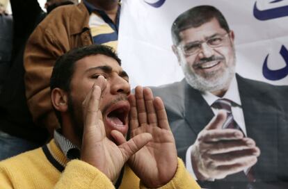 Un hombre lanza mensajes de apoyo a Morsi durante la manifestación frente al palacio presidencial.