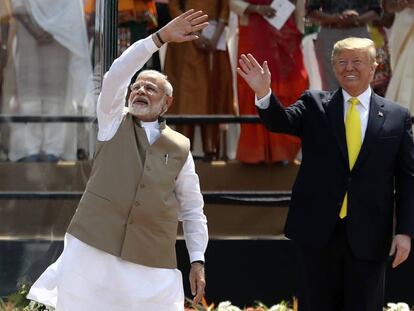 El primer ministro indio Modi salud junto a Trump, este lunes en el estadio de Ahmedabad.