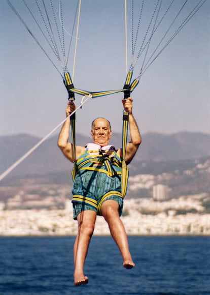 Una de las imágenes más icónicas de la exposición en la Nikon House Madrid es la de Camilo José Cela volando en parapente, en una imagen sin datar.