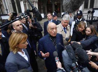 Mohamed al Fayed habla con los periodistas a la puerta de los tribunales ayer en Londres.
