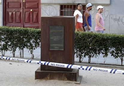 Pedestal sin el busto de Clara Campoamor en Malasaña.