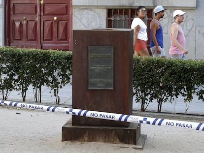 Pedestal sin el busto de Clara Campoamor en Malasa&ntilde;a.