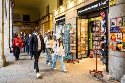 Un grupo de turistas pasan cerca de una tienda de recuerdos, el 4 de diciembre en Madrid.