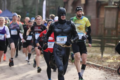 Un hombre disfrazado de Batman participa en una carrera a través del bosque de Lagiewniki para conmemorar el fin de año, en la ciudad de Lodz (Polonia). 