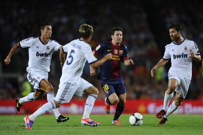 Messi rodeado de jugadores del Madrid en el Barça-Madrid de la Supercopa de España
