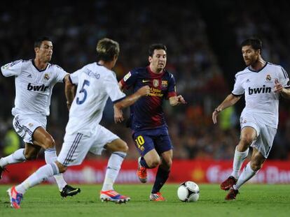 Messi rodeado de jugadores del Madrid en el Bar&ccedil;a-Madrid de la Supercopa de Espa&ntilde;a
