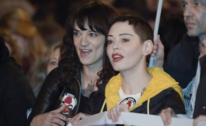 Asia Argento y Rose McGowan en una marcha en Roma el 8 de marzo.