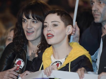 Asia Argento y Rose McGowan en una marcha en Roma el 8 de marzo.