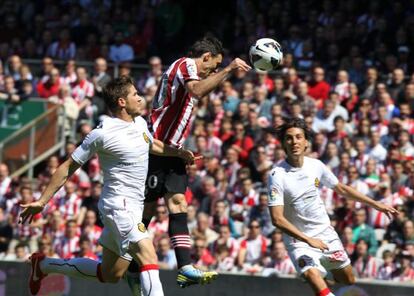 Aduriz remata un balón que supone el primer gol del Athletic