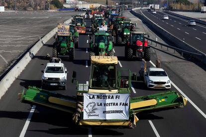 Cola de tractores en la AP-7, el pasado miércoles.