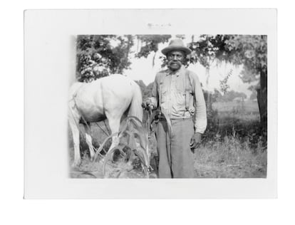 Abe Livingston, exesclavo, en su granja de Beaumont en 1937 con su reparación en forma de mula.