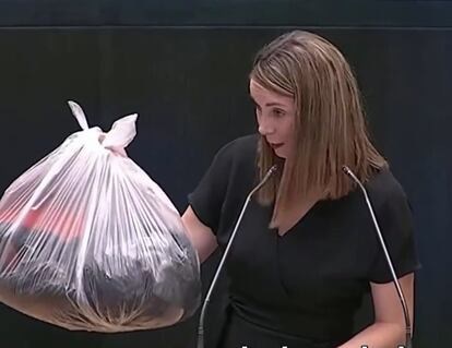 La portavoz del PSOE en el Ayuntamiento de Madrid, Mar Espinar, con una bolsa de basura para ejemplificar la suciedad en las calles.