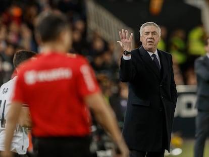 Carlo Ancelotti mira al colegiado durante el partido entre el Valencia y el Real Madrid.