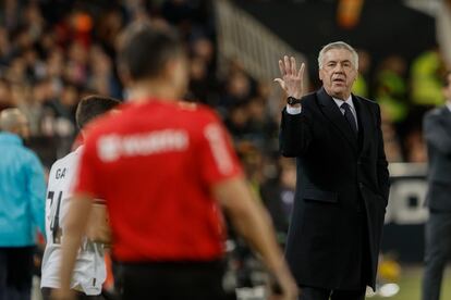 Carlo Ancelotti mira al colegiado durante el partido entre el Valencia y el Real Madrid.