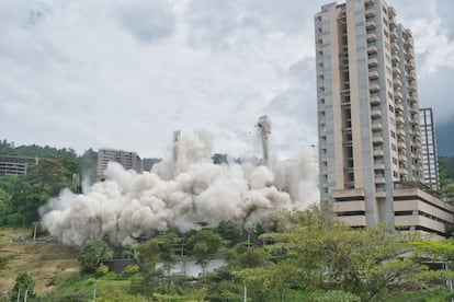 Vista de la implosión del edificio Continental Towers en Medellín.