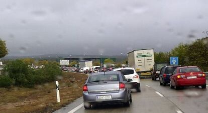 El corte de la A-4 provocó retenciones en Guarromán (Jaén).