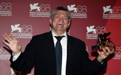 Aleksander Sokurov, con el León de Oro que le acredita como ganador de la 68ª Mostra de Cine de Venecia.