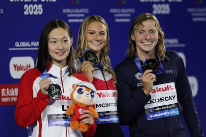 Summer McIntosh, oro, en el centro, Li Bingjie, plata a la izquierda, y Ledecky, oro a la derecha, completan el palco de 400 libre. 