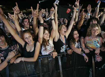 El público celebra la actuación de los Rolling Stones en su concierto del día 21 en Barcelona.