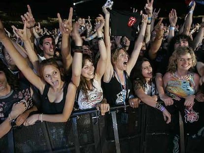 El público celebra la actuación de los Rolling Stones en su concierto del día 21 en Barcelona.