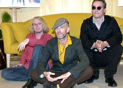 El trío formado por Michael Stipe, Mike Mills y Peter Buck, durante la rueda de prensa en Madrid.