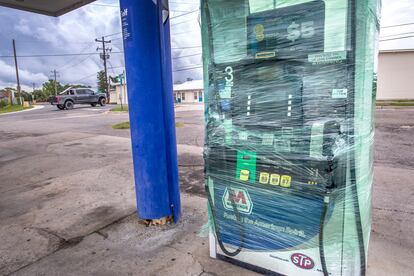 En Cedar Key, Florida, una bomba de gasolinera protegida con plástico antes de la llegada de 'Idalia'.
