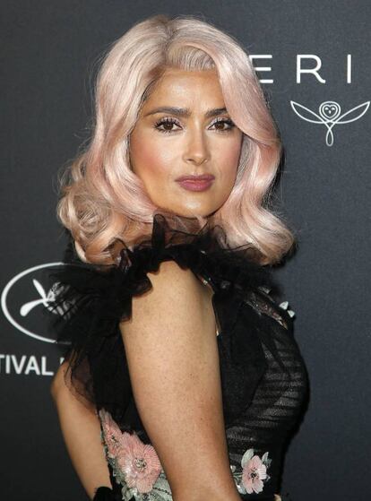 Salma Hayek sorprendió a los asistentes del Festival de Cannes de 2017 con su melena rosa. La actriz, de 50 años, se convirtió en el centro de todas las miradas a su llegada a la entrega de premios 'Women in Motion', que se celebró en el marco de la 70º edición del Festival de Cannes.