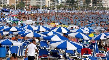 La playa de Benidorm y sus hoteles en plena temporada alta.