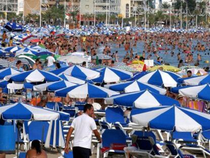 La playa de Benidorm y sus hoteles en plena temporada alta.