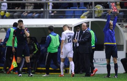 Txérixev és substituït tot just començar la segona part.