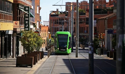 Un tranvía circula por el centro de Parla.