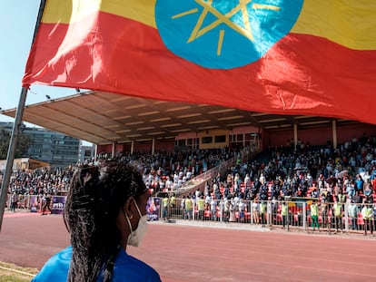 Donantes de sangre para la campaña militar que lleva a cabo el Ejército etíope en Tigray cantan este miércoles el himno nacional en un estadio en Addis Abeba.