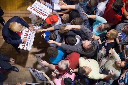 El candidato presidencial republicano Donald Trump firma autógrafos después de un mitin en Burlington (Iowa, Estados Unidos).