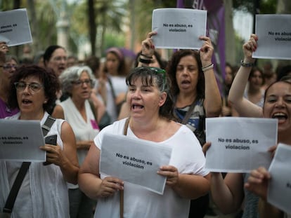 Mujeres protestan ante los juzgados de Barcelona donde se veía el caso de violación múltiple de Manresa, este lunes.