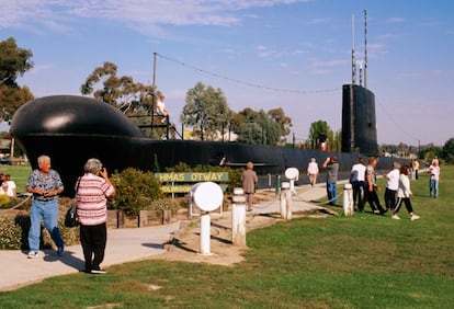 Por fin un gran 'monumento' con apariencia importante, aunque sin sentido de la orientación: un submarino de 90 metros de eslora con una historia poco corriente. Está en la localidad de Holbrook (Nueva Gales del Sur), a medio camino entre Sidney y Melbourne, en la autovía más transitada del país y a cientos de kilómetros del puerto más cercano. Antes de la Primera Guerra Mundial Holbrook era Germanton, pero tras un ataque submarino en los Dardanelos, liderado por el comandante inglés Norman Holbrook, el título de la ciudad se desgermanizó y adoptó el apellido del teniente. Holbrook fue un paso más allá: en 1997 adquirió, desmantelado, el submarino 'HMAS Otway' para exponerlo en un parque (www.holbrooksubmarinemuseum.com) junto a la carretera. La ciudad está en la Hume Highway, a unos 400 kilómetros de Melbourne y a 500 de Sidney.