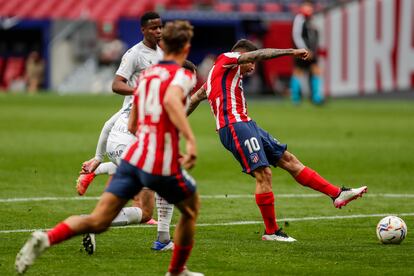 Correa dispara para abrir el marcador ante el Huesca este jueves en el Wanda Metropolitano.