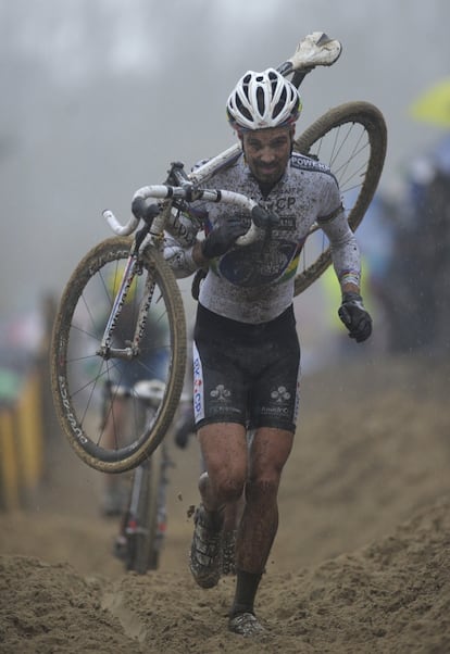 El corredor Niels Albert en la competición de ciclo-cros en Belgica.