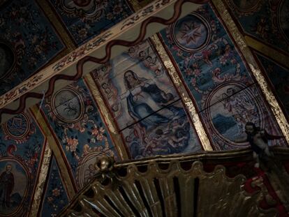 Los cielos historiados en la capilla de Nurio, que sobrevivieron al incendio que consumió la iglesia.