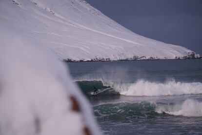 Olas tubulares en los fiordos de Islandia.