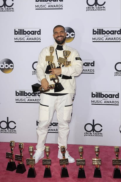 El rapero estadounidense Drake se convirtió en el gran vencedor de la noche, como demuestra con todos los premios con los que posó. El rapero de 30 años se llevó a casa 13 de los 22 premios para los que fue nominado, superándo el récord de Adele.