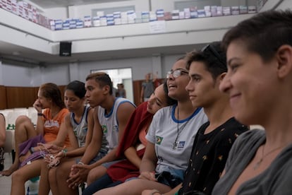 Entre as atividades lúdicas, além de aulas de dança, os alunos reúnem-se para conversar sobre suas diferenças. Uma psicóloga os visitou: as três semanas de confinamento estão criando tensões entre os adolescentes. A profissional os escuta, os ensina a respirar, a ouvir aos outros e os aconselha: “As crises de identidade implodem o movimento. E é isso que aqueles que estão lá fora estão esperando que aconteça".