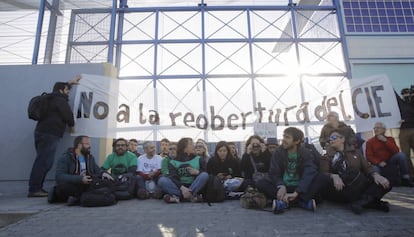 Protesta en el CIE de Zona Franca.